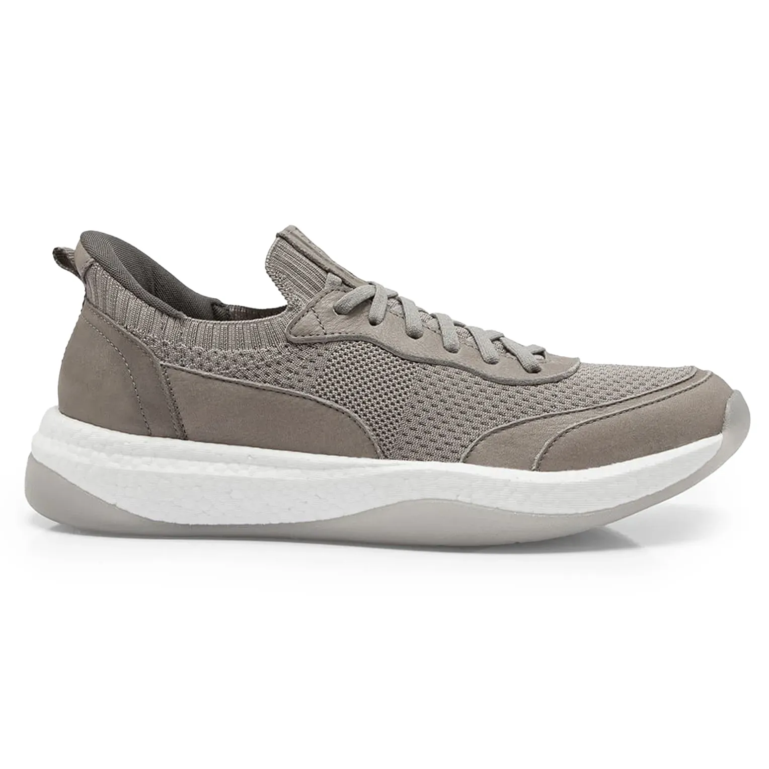 Tênis Democrata Knit Draft Pulse Cinza Masculino com textura de malha cinza e sola branca, vista lateral com atacadores elásticos.